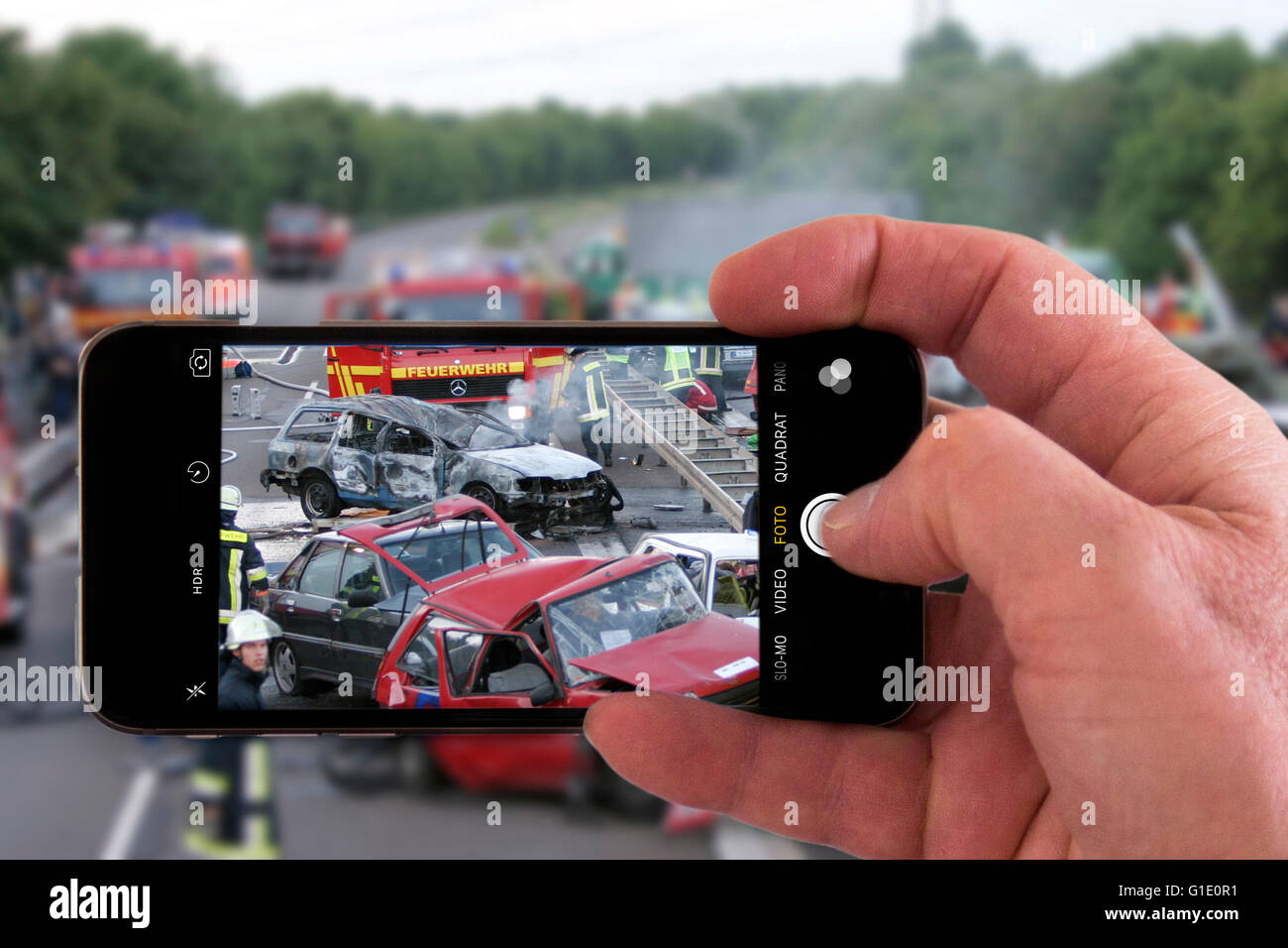 Zuschauer nehmen Sie Bild mit einer Handy-Kamera, ein Unfall, symbolisches Bild, Fotomontage, Fotomontage, Stockfoto