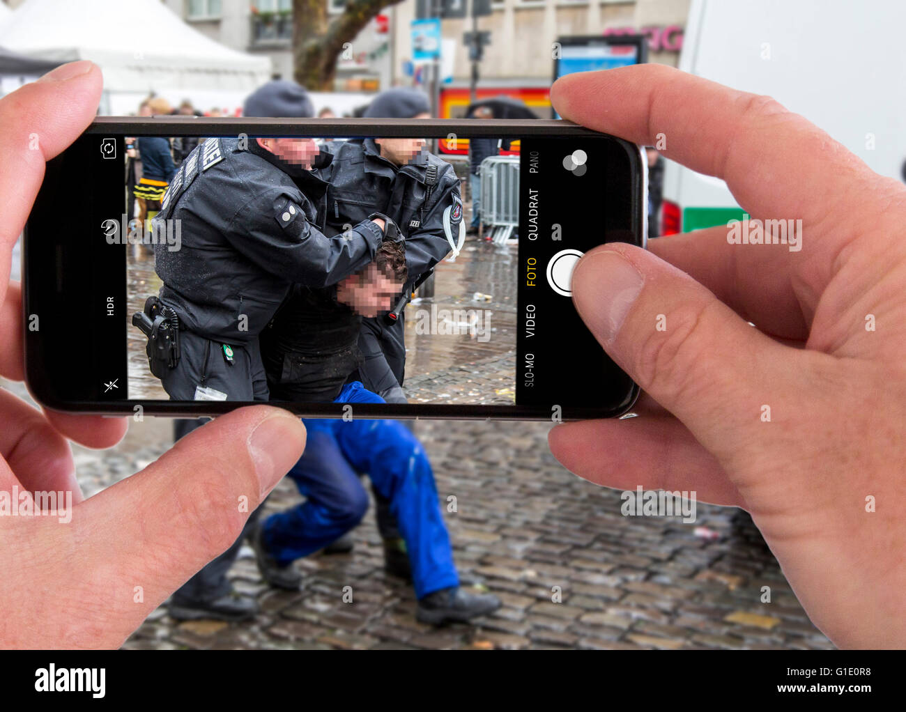 Zuschauer nehmen Sie Bild mit einer Handy-Kamera, Polizei verhaftet einen Mann, symbolisches Bild, Fotomontage, Fotomontage, Stockfoto