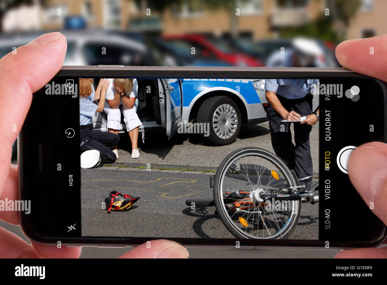 Zuschauer nehmen Sie Bild mit einer Handy-Kamera, ein Unfall, symbolisches Bild, Fotomontage, Fotomontage, Stockfoto