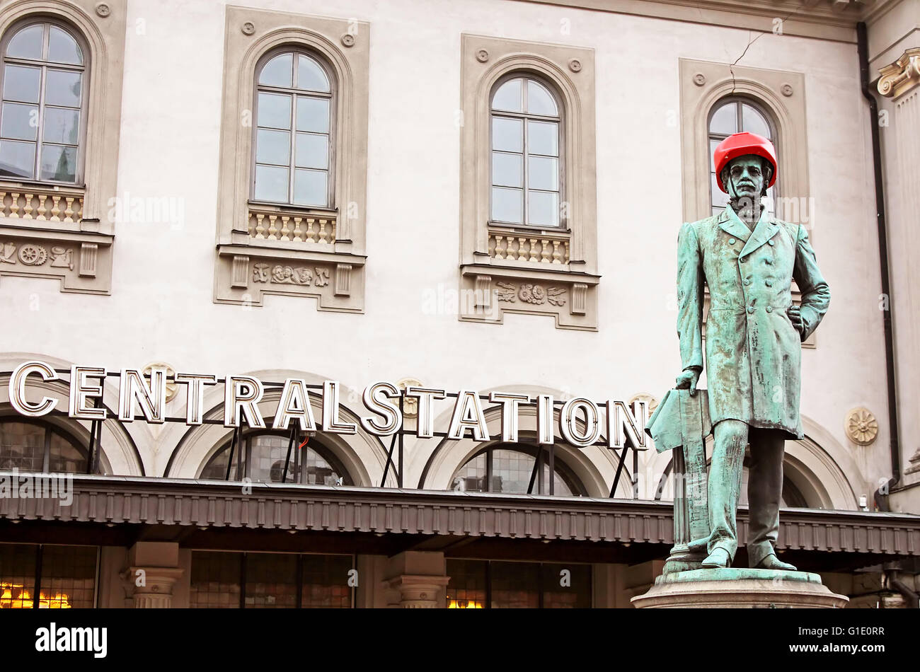 STOCKHOLM, Schweden - 17. Oktober 2013: Satue von Nils Ericson vor dem Hauptbahnhof in Stockholm mit rotem Schutzhelm Stockfoto