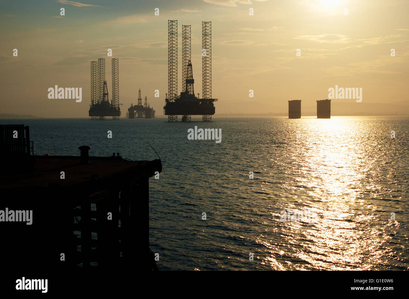 Ölplattformen, die für Wartung oder Stilllegung abgestellt werden Stockfoto