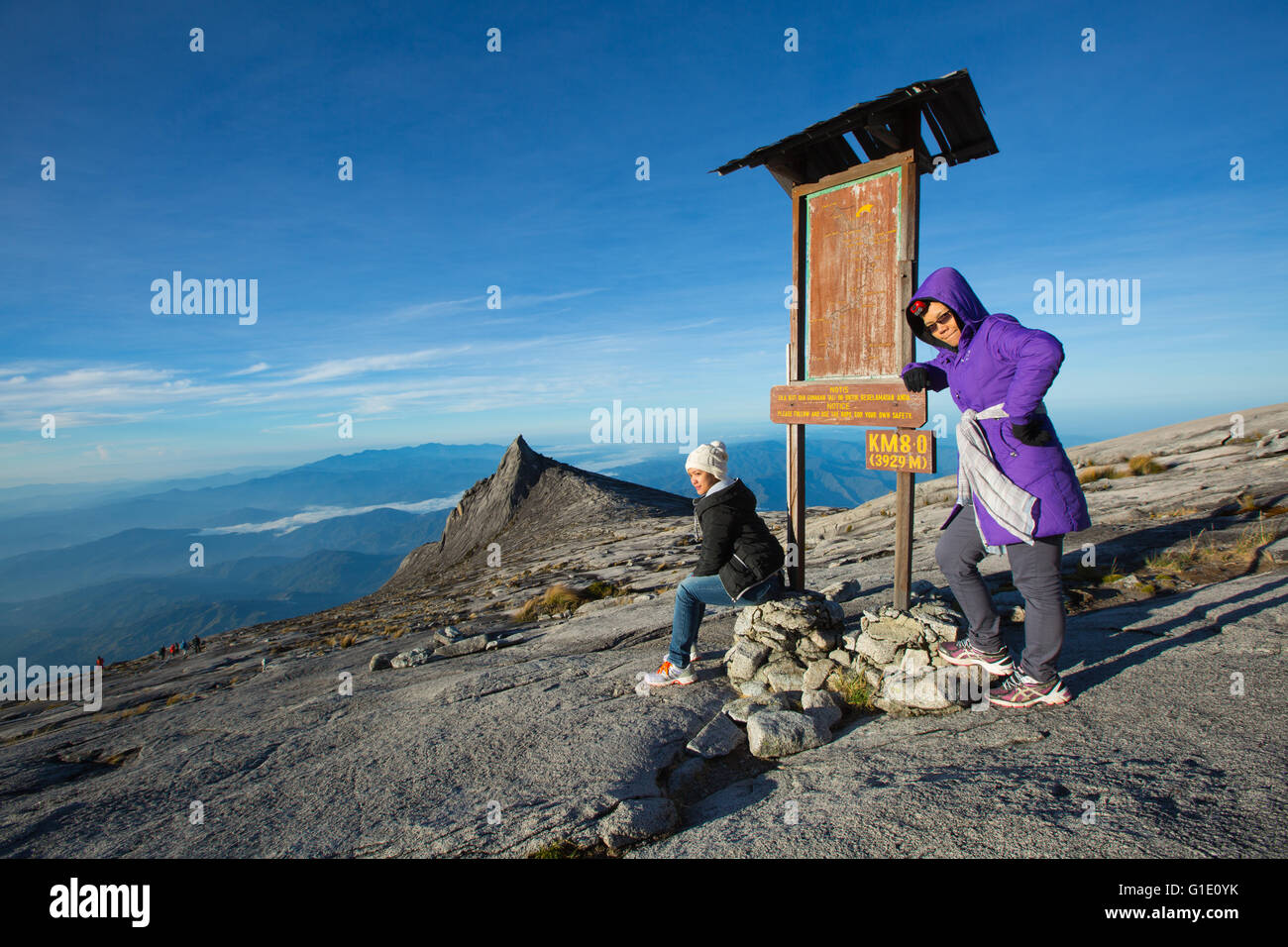 Ranau, Sabah, Malaysia-Mac 13, 2016: Undentified Frauen der Bergsteiger auf dem Gipfel des Mount Kinabalu, Sabah, Malaysia Stockfoto