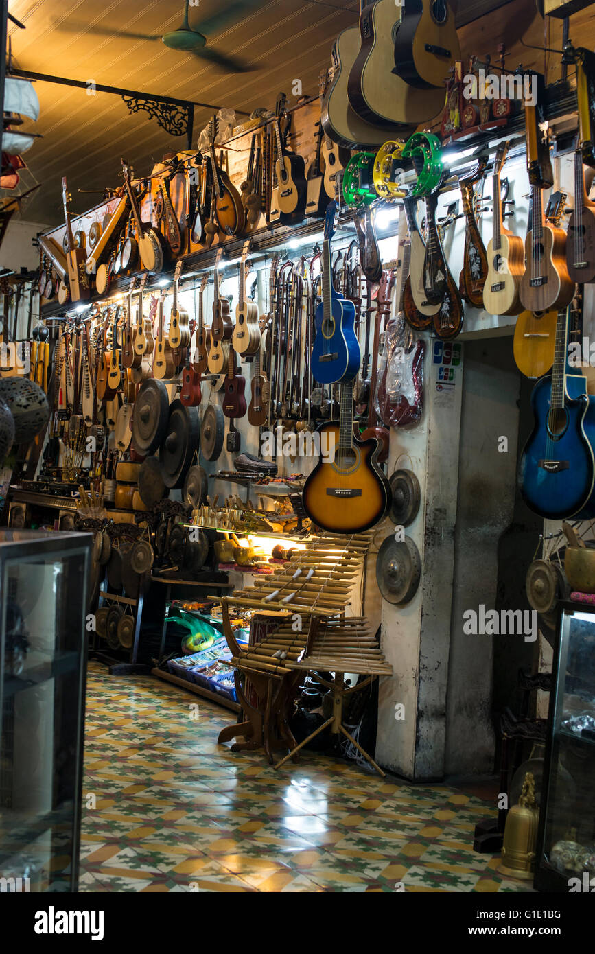 Musikinstrumente Shop, alten Hanoi Stockfoto