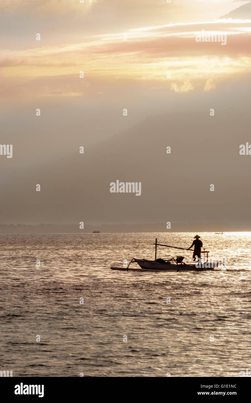 Fischerboot im Meer am Morgen in der Nähe von Rinjani Vulkan, Lombok, Indonesien Stockfoto
