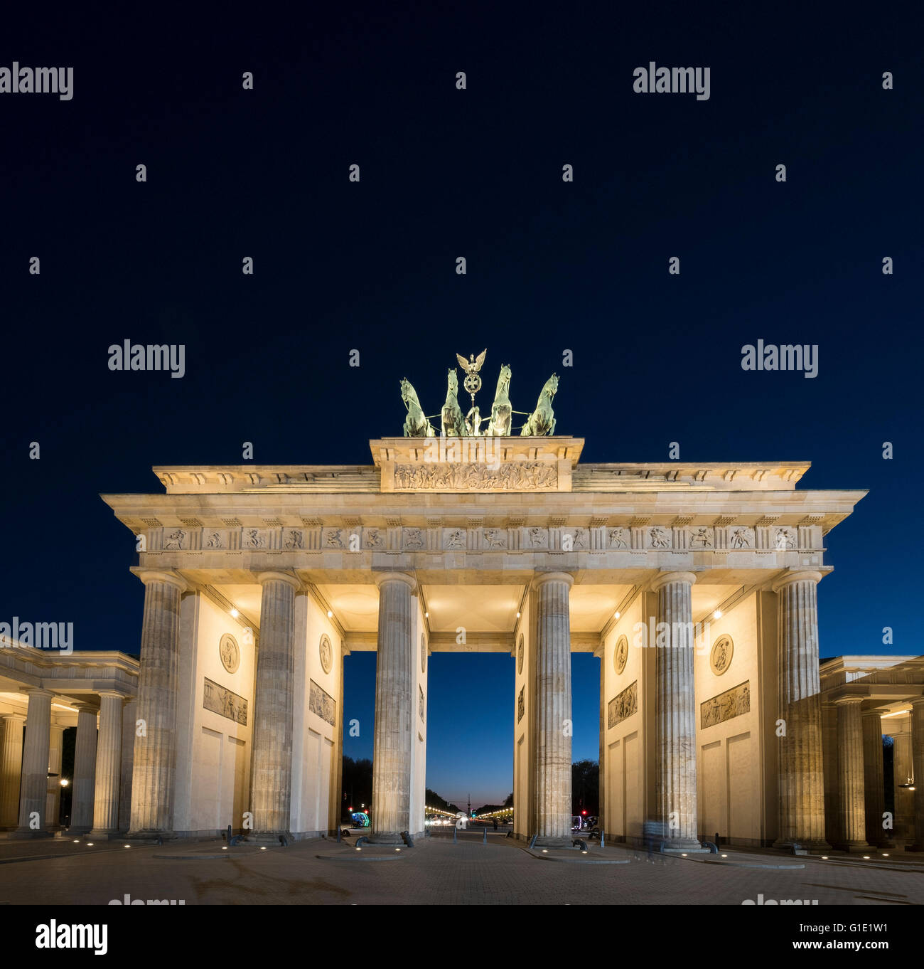 Brandenburger Tor am Abend in Berlin Deutschland Stockfoto