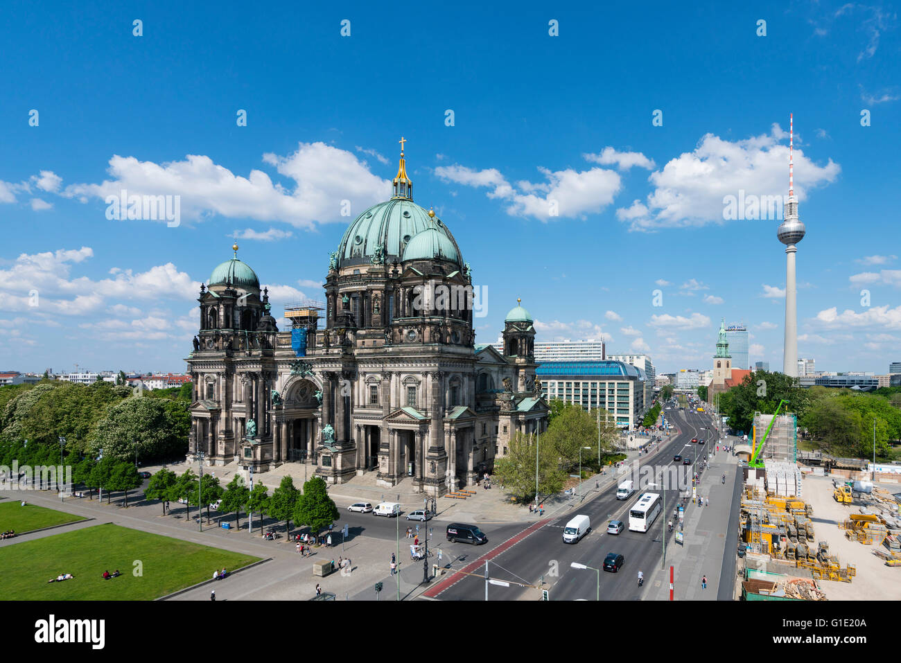 Äußere Skyline Blick auf Berliner Dom und Fernsehturm, Berliner Dom und Fernsehturm in Mitte Berlin Deutschland Stockfoto