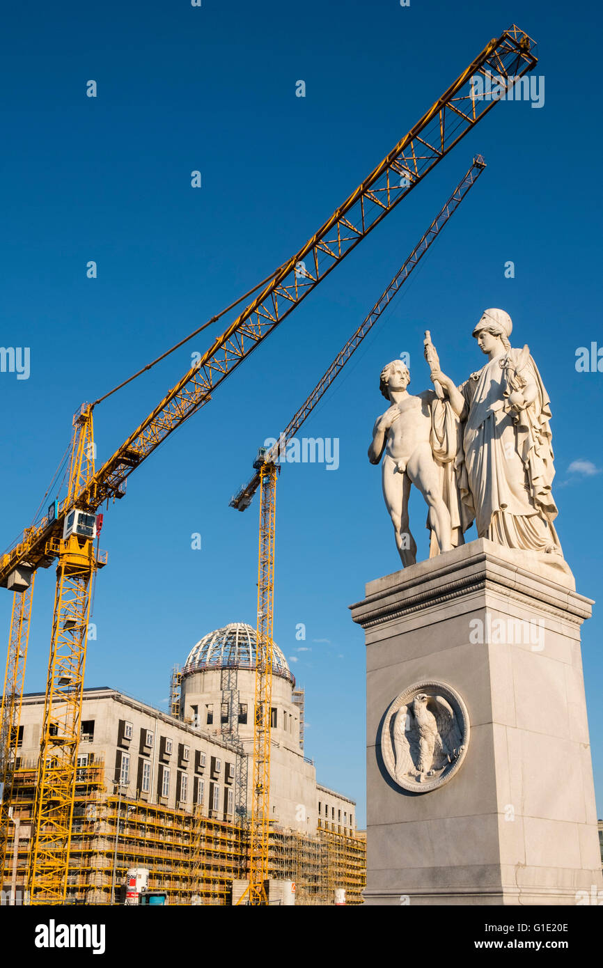 Historische Statue auf Palace Bridge neben der Baustelle des neuen Berlin Palace (Schloss) in Mitte Berlin Deutschland Stockfoto