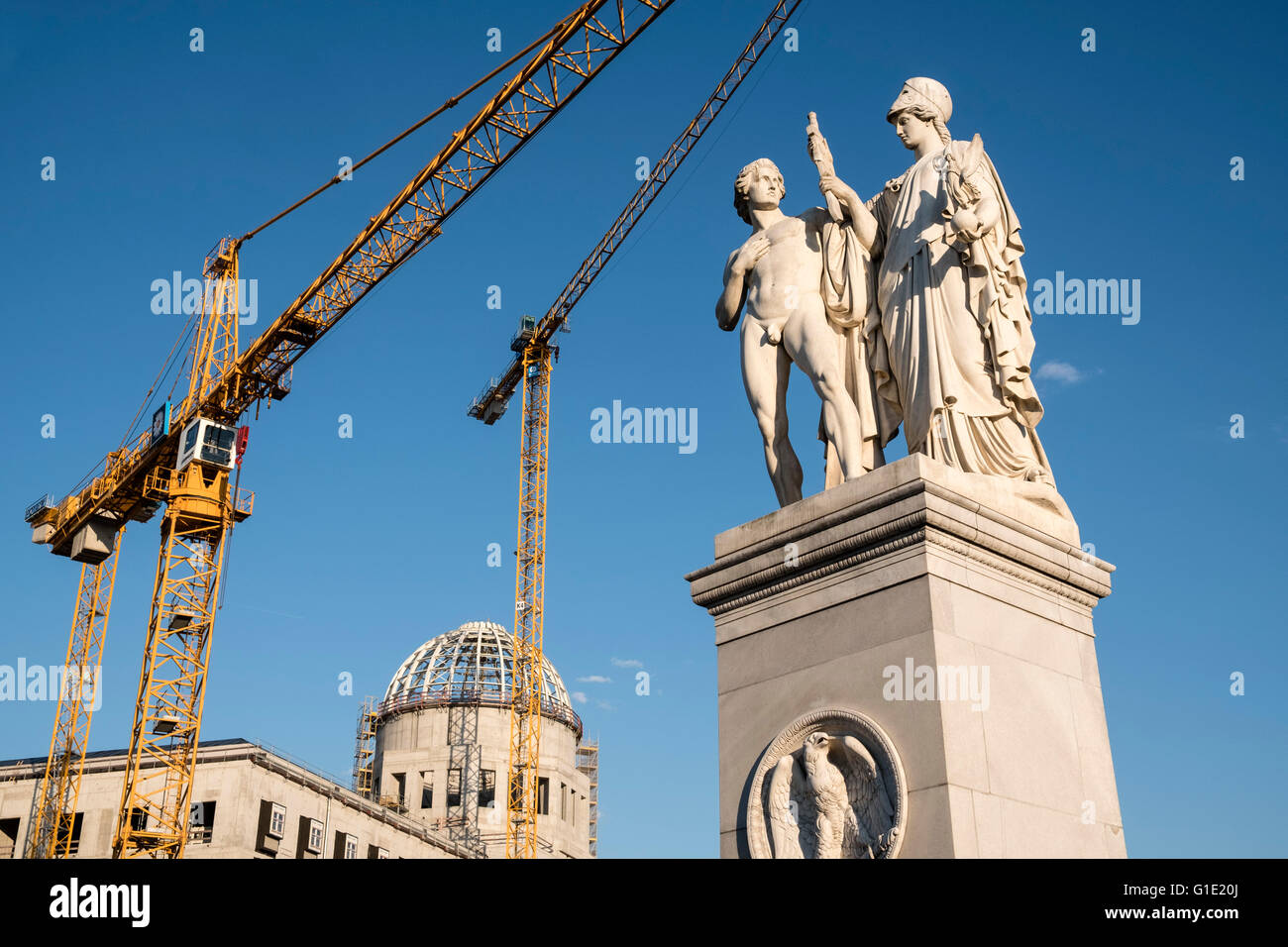 Historische Statue auf Palace Bridge neben der Baustelle des neuen Berlin Palace (Schloss) in Mitte Berlin Deutschland Stockfoto