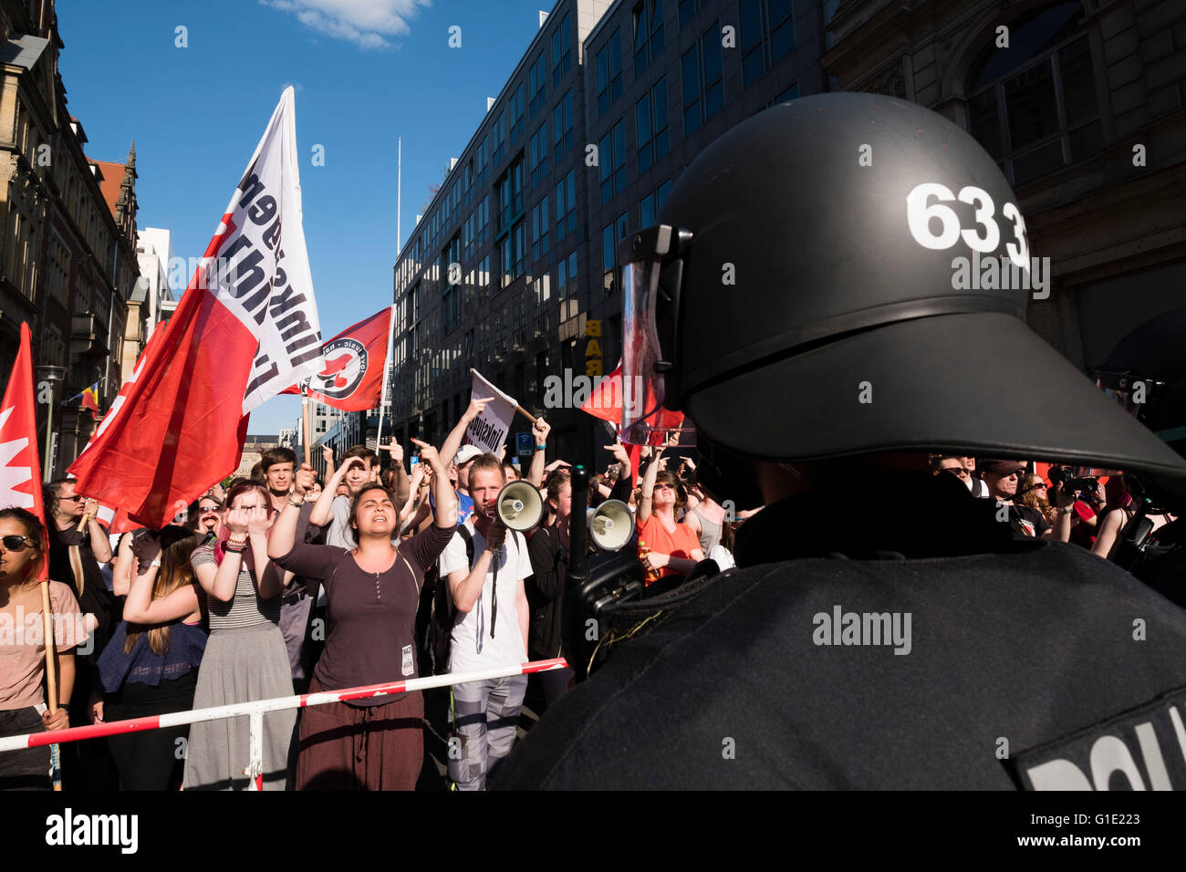Pro-Flüchtling, pro Einwanderung linke Demonstranten inszenieren Zähler Protest gegen rechtsextreme Demonstranten in Berlin am 7. Ma Stockfoto