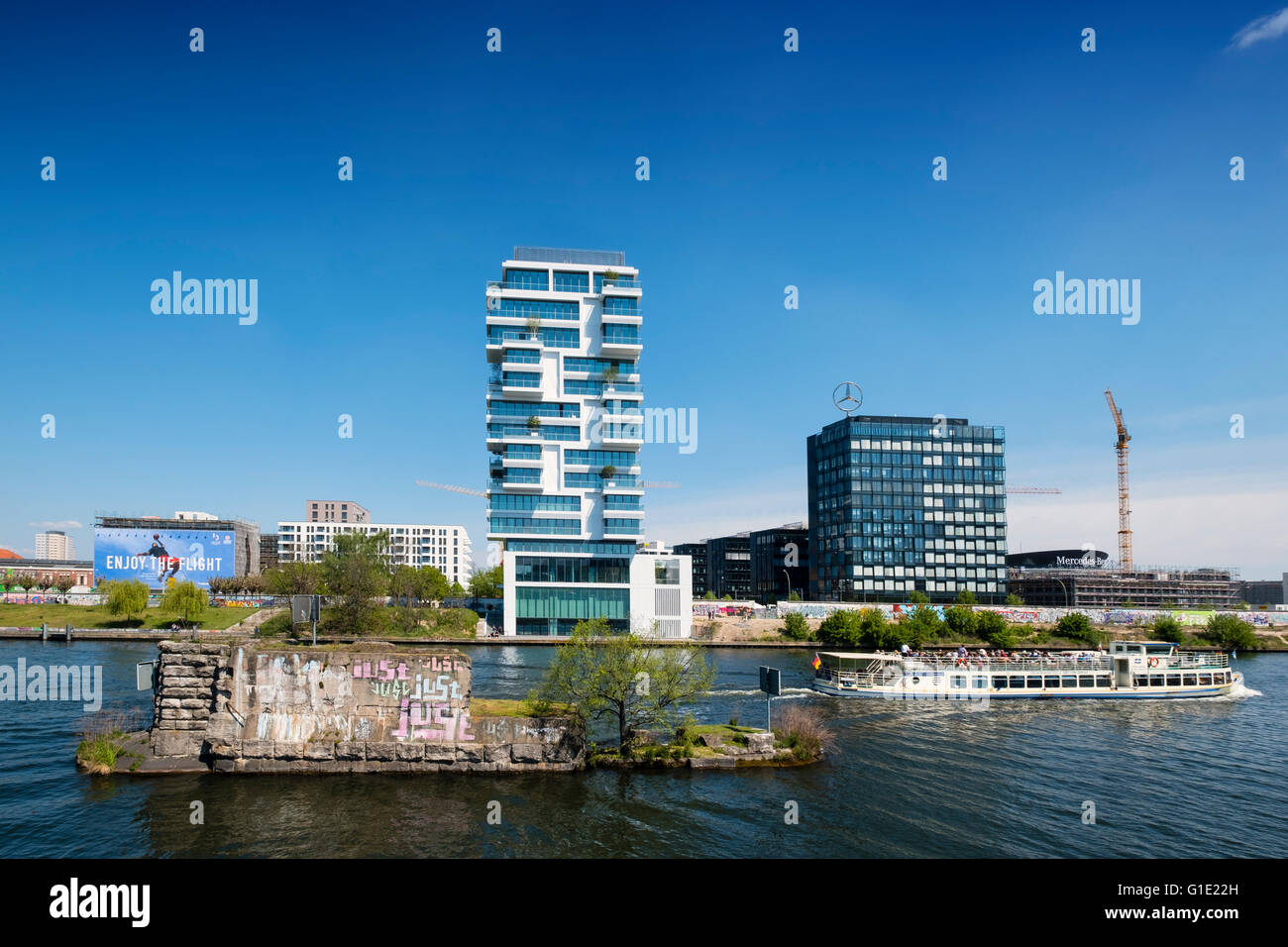 Neues Luxus Apartment Hochhaus gebaut neben Berliner Mauer auf Spree in Friedrichshain Berlin Deutschland Stockfoto