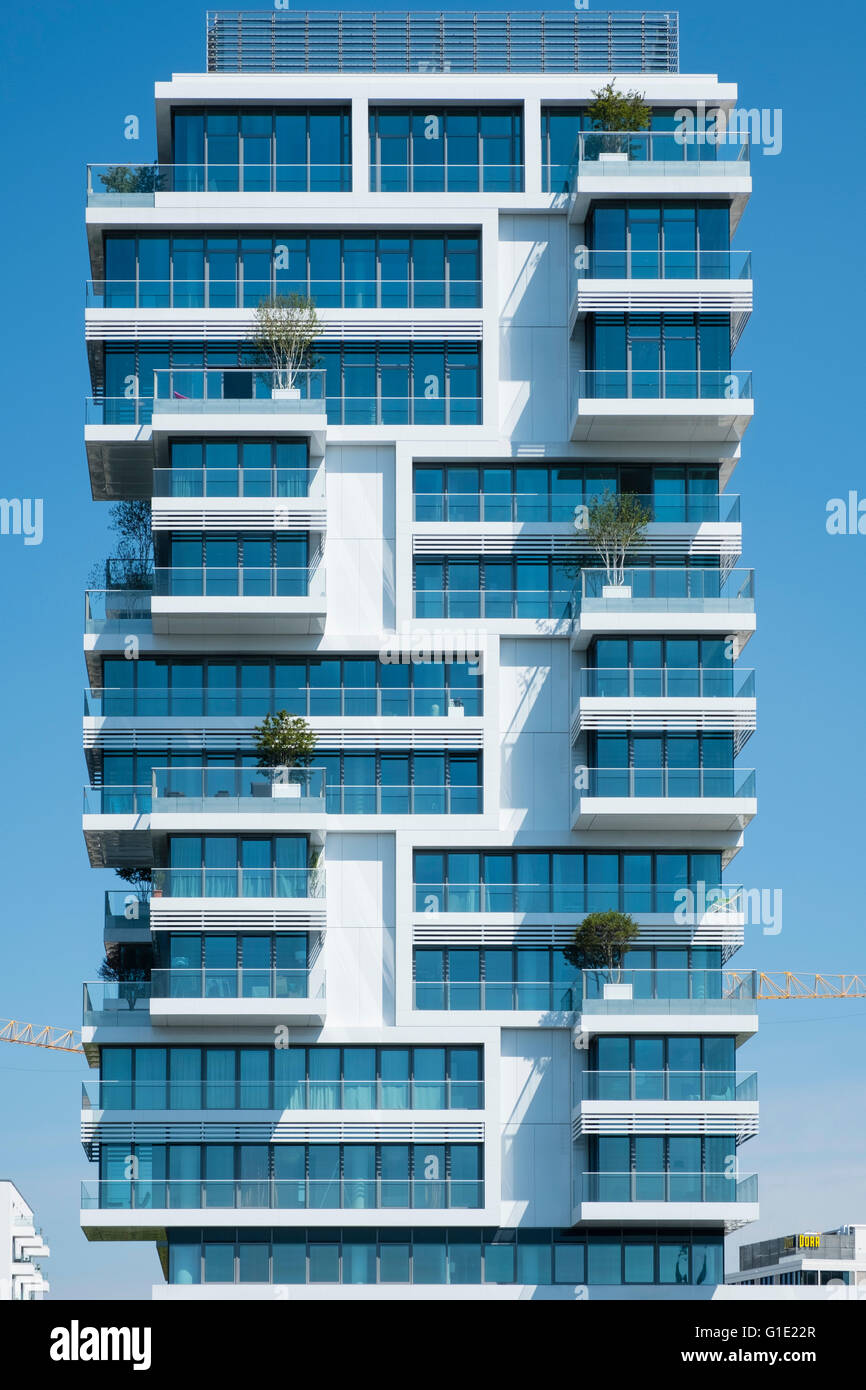 Neues Luxus Apartment Hochhaus gebaut neben Berliner Mauer auf Spree in Friedrichshain Berlin Deutschland Stockfoto