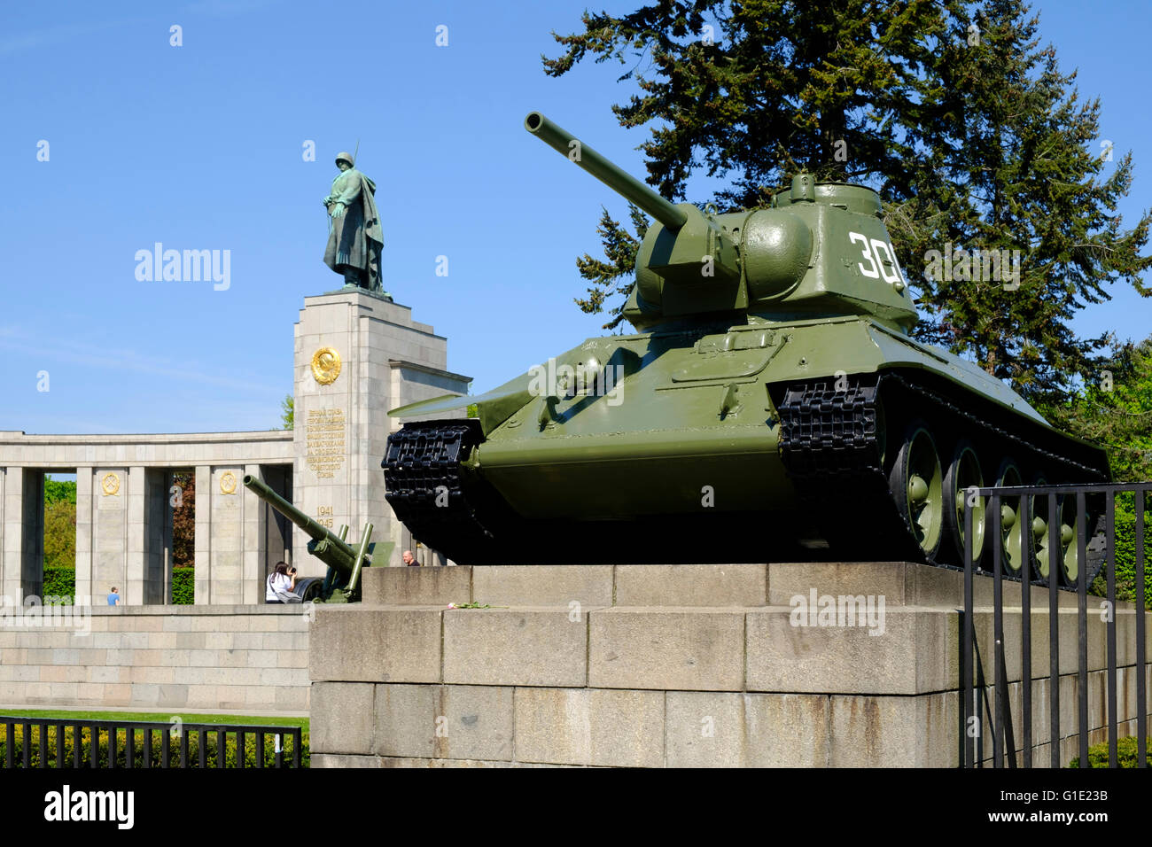 Ansicht des Tanks auf dem Display an Sowjetische Ehrenmal im Tiergarten Berlin Deutschland Stockfoto