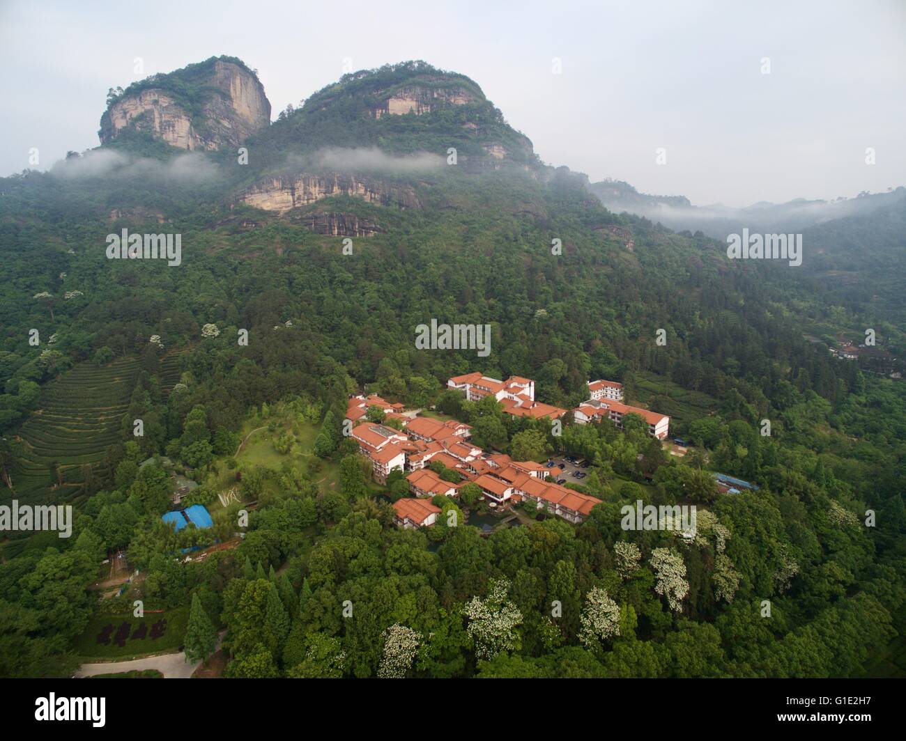 Mount Wuyi, China. 13. Mai 2016. Luftbild, aufgenommen am 12. Mai 2016 zeigt Dawang Peak bei Mount Wuyi, Südost-China Fujian Provinz. Mount Wuyi, liegen in der nördlichen Provinz Fujian, umfasst eine Fläche von 635,75 qm km, bejubelt von chinesischen und ausländischen Biologen als "Bank der biologischen Gene in der Welt" Mount Wuyi, wo das Klima ist mild und feucht, und es gibt viel Niederschlag, Konserven primitiven Wälder mit mehr als 20.000 Hektar wo rund 4.000 Pflanzenarten zu finden sind. Bildnachweis: Xinhua/Alamy Live-Nachrichten Stockfoto