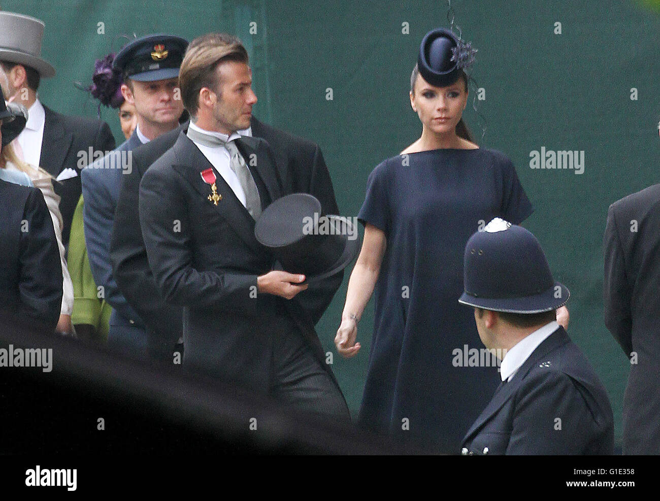 London, Großbritannien. 29. April 2011. Fußball star David Beckham (C) und seine Frau Victoria kommen in der Westminster Abbey für die Hochzeit von Prinz William und Kate Middleton in London, Großbritannien, 29. April 2011. Rund 1.900 Gäste wurden zur königlichen Hochzeitszeremonie eingeladen. Foto: Patrick van Katwijk | / Dpa/Alamy Live News Stockfoto
