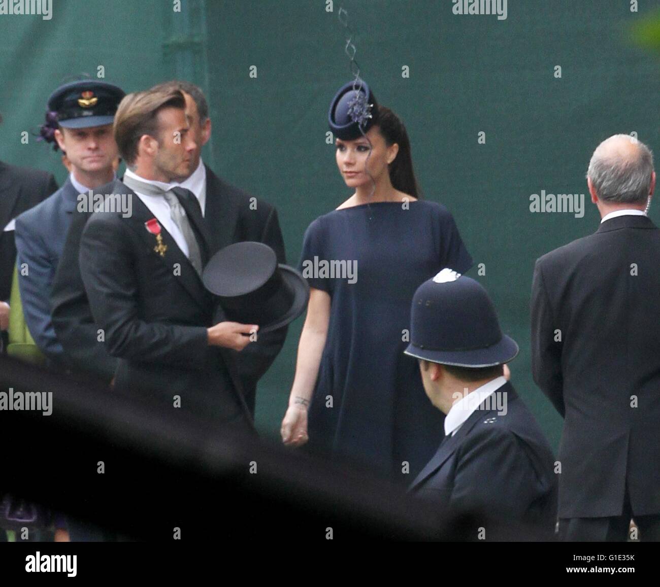 London, Großbritannien. 29. April 2011. Fußball-star David Beckham (L) und seine Frau Victoria kommen in der Westminster Abbey für die Hochzeit von Prinz William und Kate Middleton in London, Großbritannien, 29. April 2011. Rund 1.900 Gäste wurden zur königlichen Hochzeitszeremonie eingeladen. Foto: Patrick van Katwijk | / Dpa/Alamy Live News Stockfoto