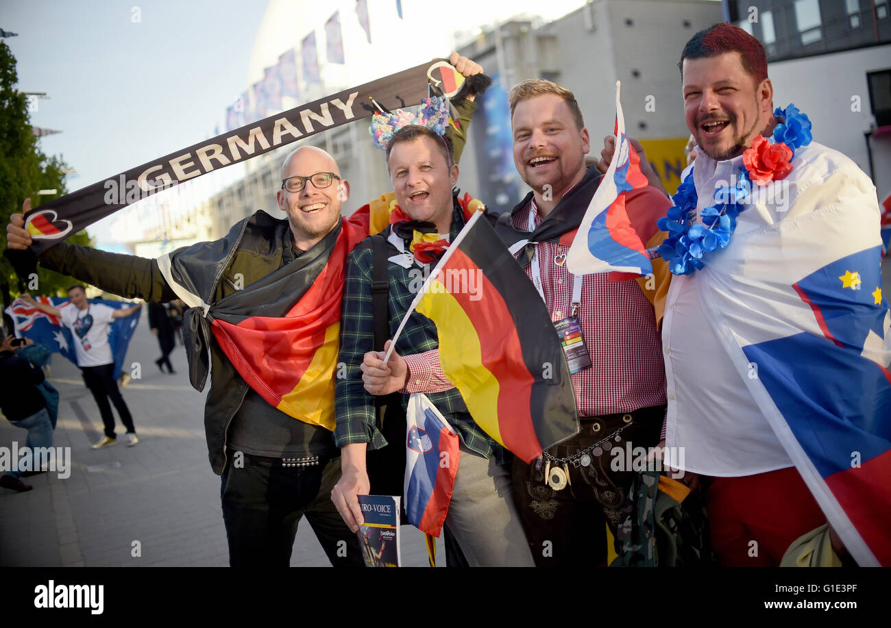 Stockholm, Schweden. 12. Mai 2016. Deutsche ESC-fans Christain (l-R), Markus, Christian Und Florian von OGAE Fanclubs posiert vor der Ericsson Globe Arena in Stockholm, Schweden, 12. Mai 2016 anlässlich der 61. jährliche Eurovision Song Contest (ESC). Das ESC-Finale statt findet am 14. Mai. Foto: Britta Pedersen/Dpa. Foto: Britta Pedersen/Dpa (Zu Dpa-Korr "Eine Elfe Verzaubert ESC-Fans: Holt Sich Österreich Den Titel Zurück?" Vom 13.05.2016)/dpa/Alamy Live News Stockfoto