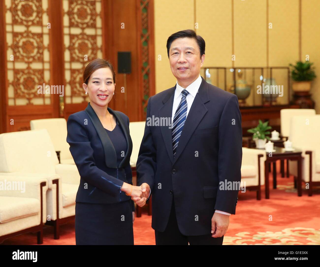 (160513)--Peking, 13. Mai 2016 (Xinhua)--Chinese Vice President Li Yuanchao (R) trifft sich mit dem Besuch der thailändischen Prinzessin Bajrakitiyabha Mahidol in Peking, Hauptstadt von China, 13. Mai 2016. (Xinhua/Ding Lin) (mp) Stockfoto