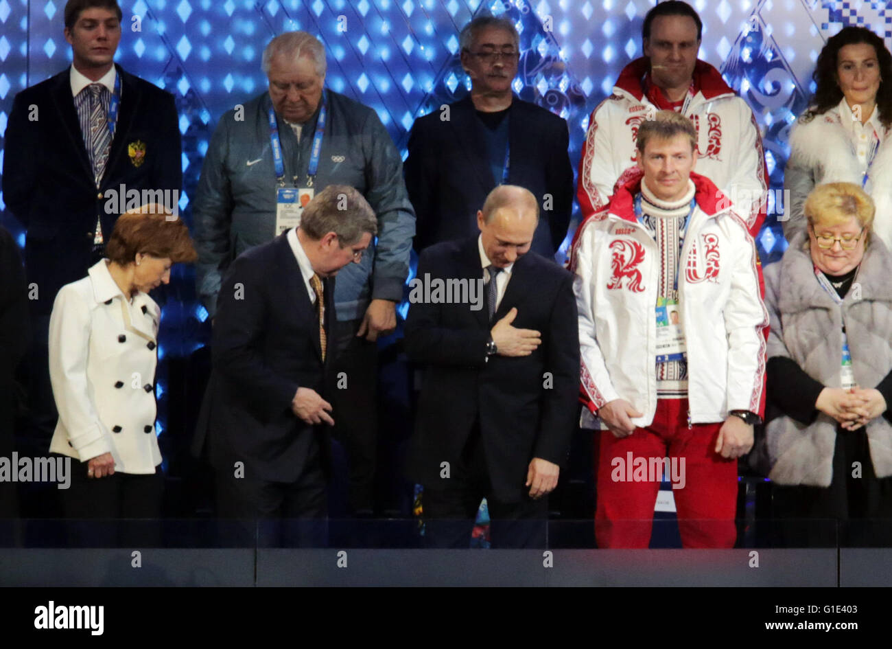 Claudia Bach L R Internationale Olympische Komitee Ioc Prasident Thomas Bach Und Prasident Von Russland Vladimir Putin Schauen Sie Wahrend Der Abschlusszeremonie Im Olympiastadion Fisht Bei Den Sochi 2014 Olympischen Spielen Sotschi Russland