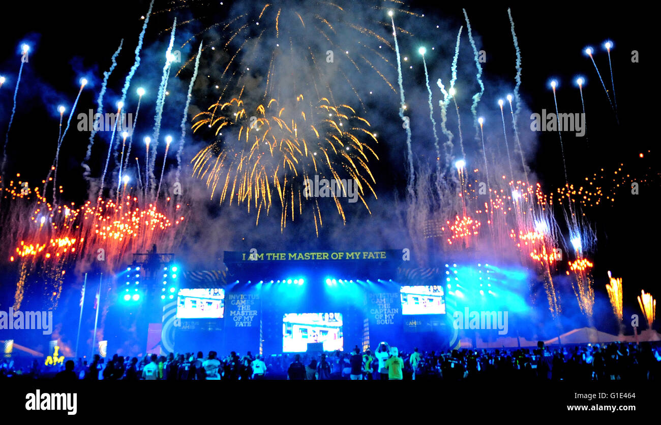 Orlando, Florida, USA. 12. Mai 2016. Feuerwerk explodieren am Ende der Abschlussfeier der Invictus Spiele 2016 bei den ESPN Wide World of Sports Complex in Orlando, Florida am 12. Mai 2016. Bildnachweis: Paul Hennessy/Alamy Live-Nachrichten Stockfoto