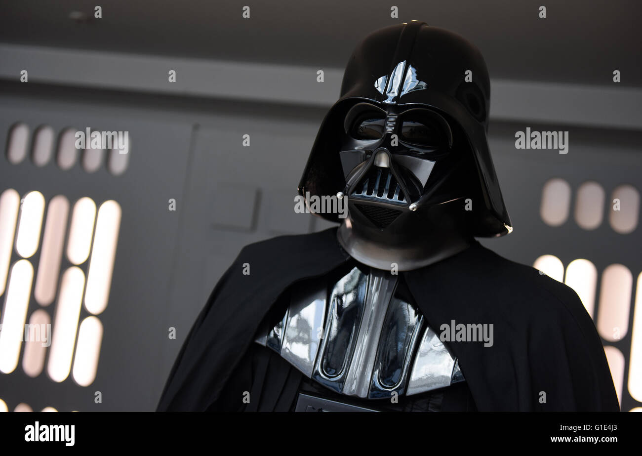 Ein Mann als Darth Vader verkleidet auf dem Science-Fiction-Fan-treffen "FedCon" in Bonn, Deutschland, 13. Mai 2016. Bis 16 Mai ist Star Trek-Universum das große Thema des Treffens. Diskussionsforen, Lesungen, Autogrammstunden und Photo-Calls sind Teil des Programms. Foto: CAROLINE SEIDEL/dpa Stockfoto