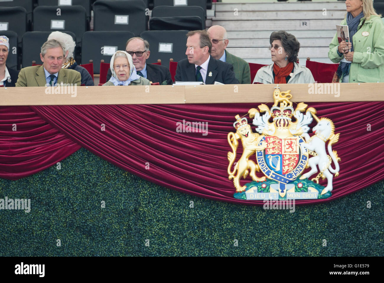Great Windsor Park, Windsor, UK. 13. Mai 2016. Royal Windsor Horse Show. Die Königin Uhren Veranstaltungen in der Arena von der königlichen Loge. Bildnachweis: Aktion Plus Sport/Alamy Live-Nachrichten Stockfoto