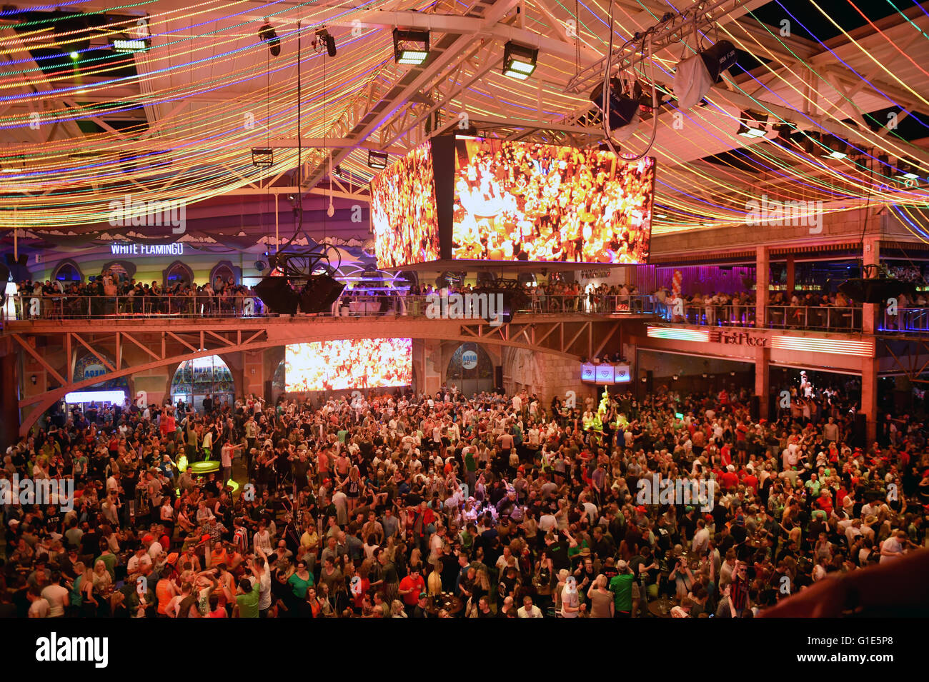 Menschen feiern auf der Party-Location Megapark während der Saison