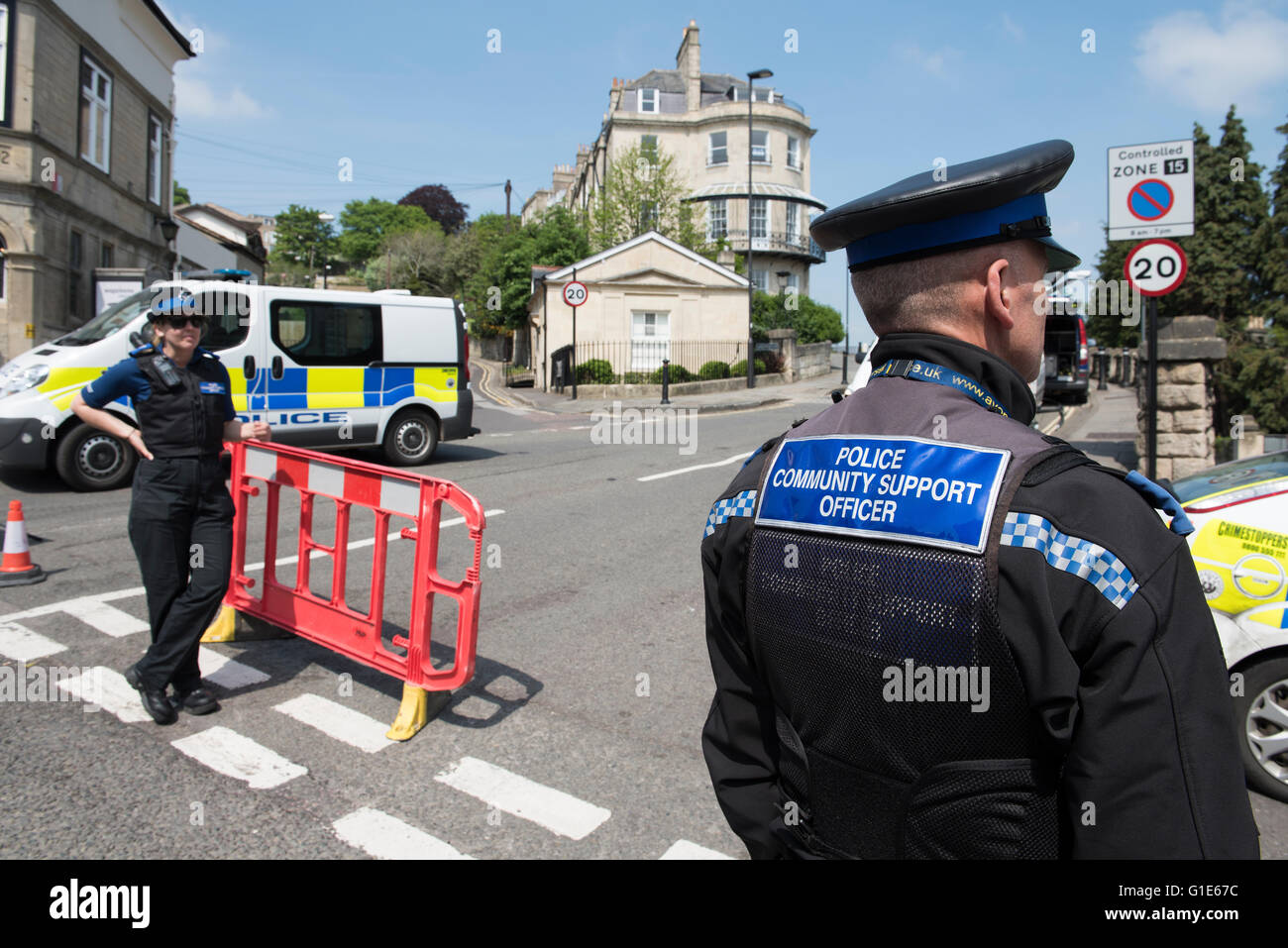 Ein Blindgänger Weltkrieg wurde an einer Schule im Bad gefunden. Die Armee kam, um ihn von der Website zu entfernen, und Polizei evakuiert Menschen aus der Nachbarschaft. Stockfoto