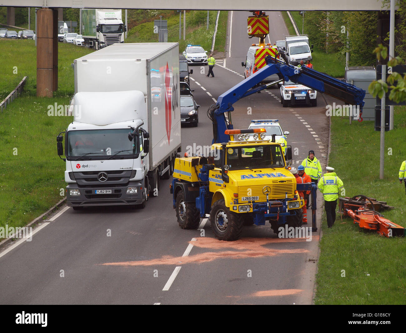 Newcastle Upon Tyne, 13. Mai 29016, Uk News. Ein Bagger auf einem Tieflader nach Süden wirkt sich eine Tyne & Verschleiß u-Bahn-Brücke auf der A19 Tyne Tunnel-Straße in North Tyneside Bahnreisenden Reisen Störung zuzufügen und Autofahrer. Bildnachweis: James Walsh/Alamy Live-Nachrichten Stockfoto