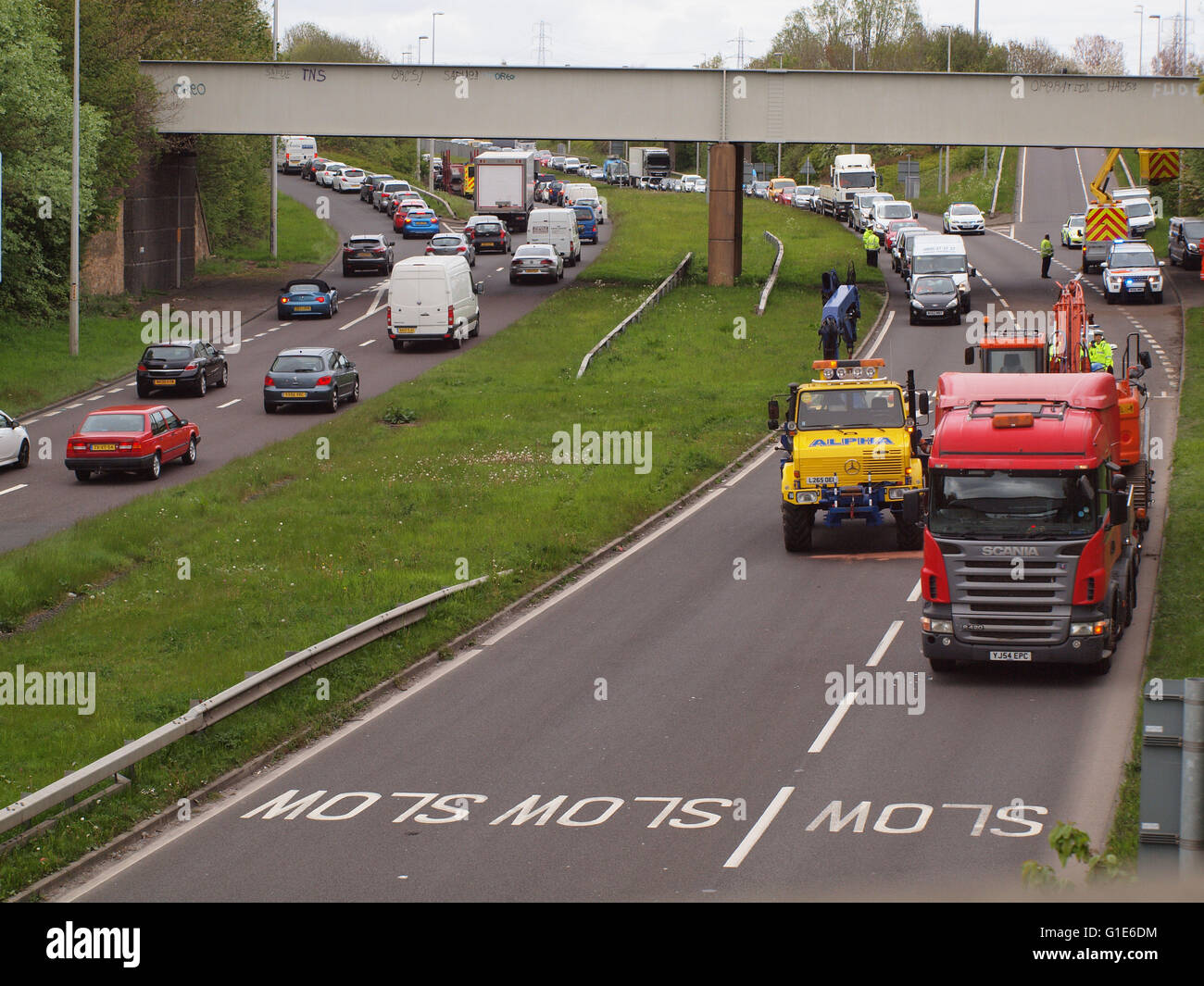 Newcastle Upon Tyne, 13. Mai 2016, Uk News. Ein Bagger auf einem Tieflader nach Süden wirkt sich ein Tyne & Wear Metro Eisenbahnbrücke auf der A19 Tyne Tunnel-Straße bei der Entstehung von North Tyneside Reisen Störung rail Passagiere und Autofahrer Credit: James Walsh/Alamy Live-Nachrichten Stockfoto