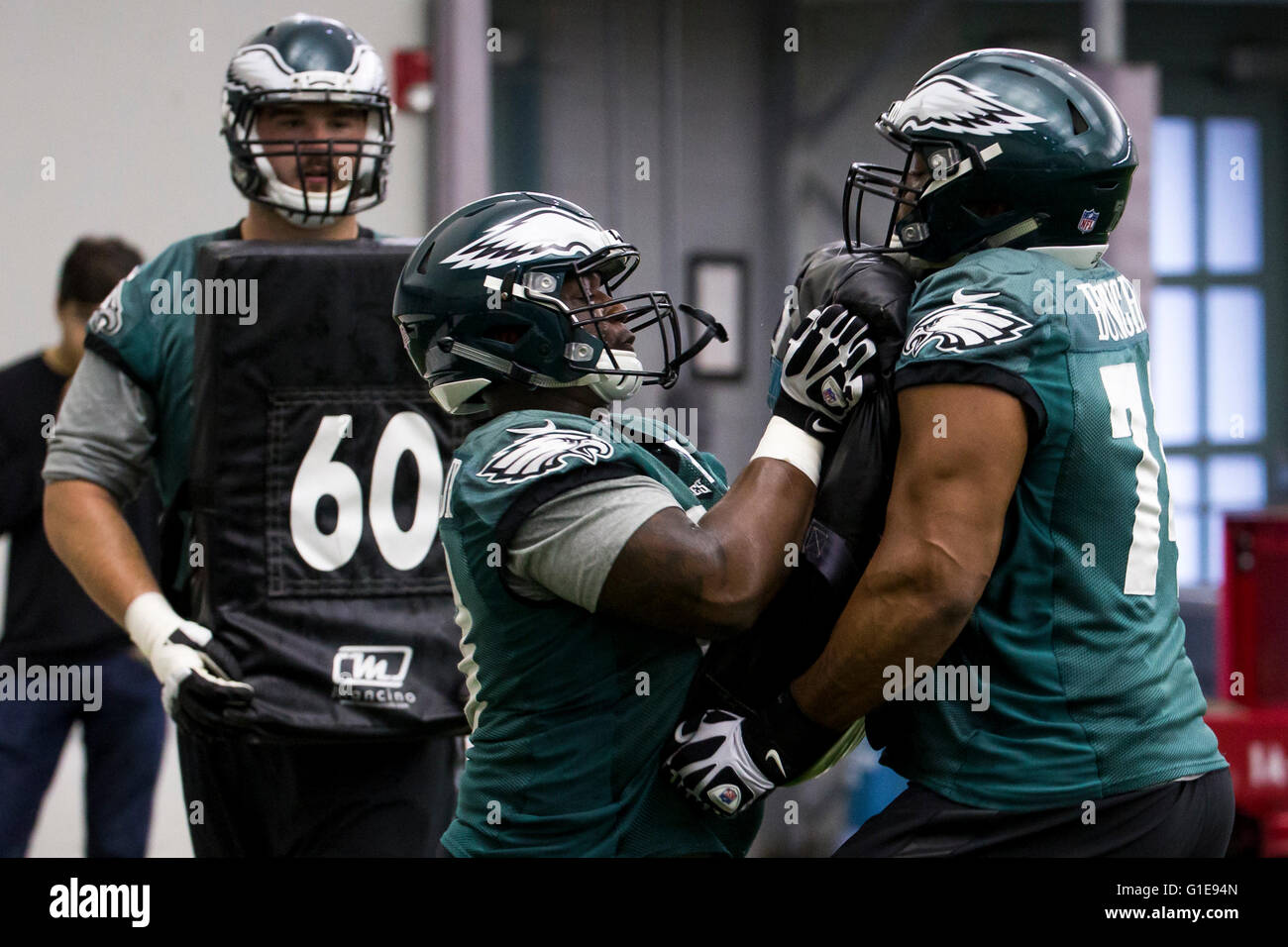 Philadelphia, Pennsylvania, USA. 13. Mai 2016. Philadelphia Eagles Zentrum Bruce Johnson (63) betreibt Bohrer mit Guard läuft Malcolm Bunche (74) Bohrer während Rookie Minicamp im NovaCare Komplex in Philadelphia, Pennsylvania. Christopher Szagola/CSM/Alamy Live-Nachrichten Stockfoto