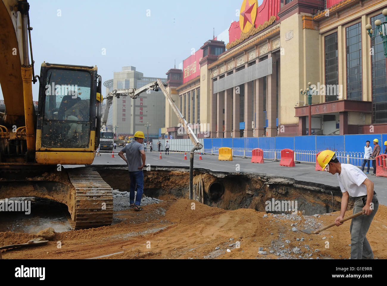 Der chinesischen Nanchang, Jiangxi Provinz. 14. Mai 2016. 14. Mai 2016 wird auf der Baustelle der Bayi Square u-Bahnstation in Nanchang, Hauptstadt der Osten Chinas Jiangxi Provinz, der eingestürzte Boden fixiert. Der Boden der Baustelle brach am Samstag Morgen, so dass ein Loch mit einem Durchmesser von mehr als zehn Meter. Bildnachweis: Wan Xiang/Xinhua/Alamy Live-Nachrichten Stockfoto