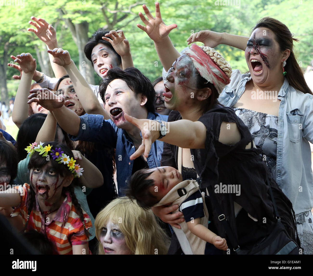 Tokio, Japan. 14. Mai 2016. Teilnahme an einem "Zombie Walk" in Tokios Yoyogi Park auf Samstag, 14. Mai 2016. Zombie-Maniacs strömten in den Park für ein jährliches Treffen in blutigen Kostümen mit Grisl Gore Make-up putzt. Kredite: Yoshio Tsunoda/AFLO/Alamy Live-Nachrichten Stockfoto