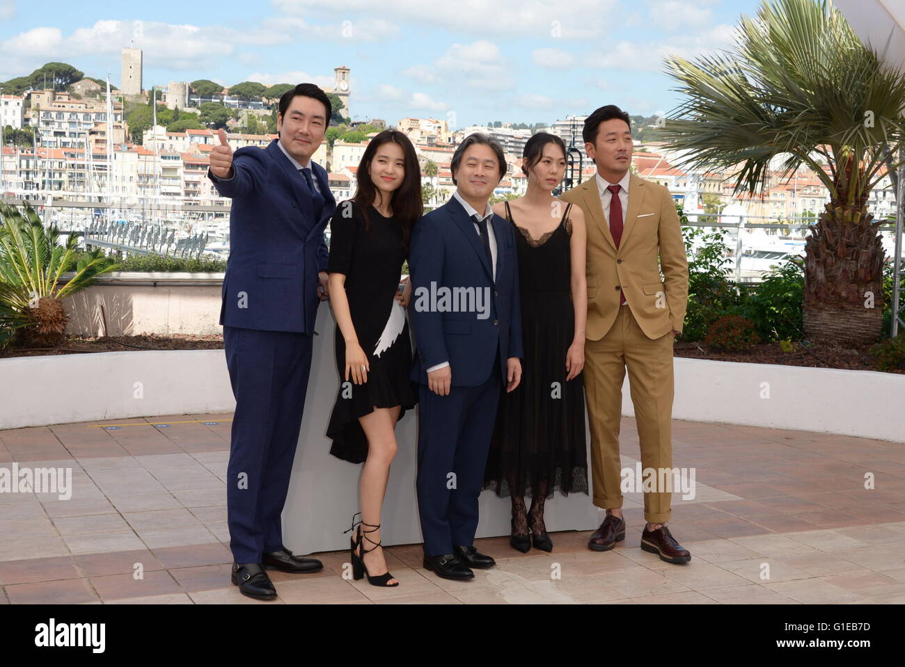 Cannes, Frankreich. 11. Mai 2016. CANNES, Frankreich - 14. Mai: Cho Jin-Woong (L-R)-Schauspieler, Schauspielerin Kim Tae-Ri, Diretor Park Chan-Wook, Schauspielerin Kim Min-Hee und Schauspieler Ha Jung-Woo besuchen "Die Magd (Mademoiselle)" Fototermin während des 69. jährlichen Cannes Film Festival im Palais des Festivals am 14. Mai 2016 in Cannes, Frankreich. © Friedrich Injimbert/ZUMA Draht/Alamy Live-Nachrichten Stockfoto