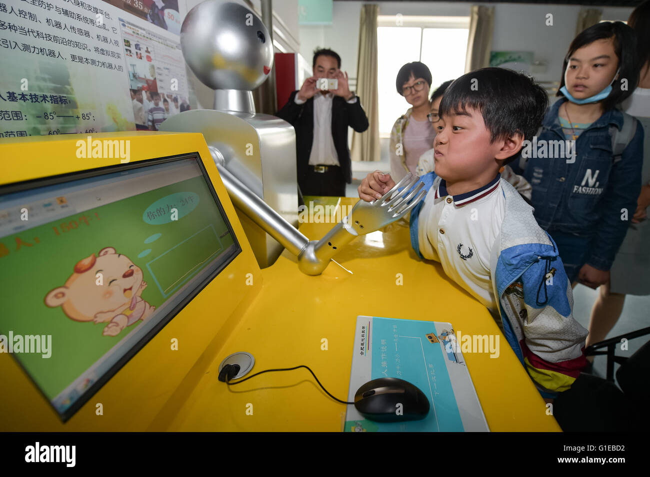 Hefei, China Anhui Provinz. 14. Mai 2016. Ein Kind interagiert mit einem Roboter während der 2016 National Science and Technology Week in Hefei Institute of Physical Science, chinesische Akademie der Wissenschaften in Hefei, Anhui Provinz Ost-China, 14. Mai 2016. Die Veranstaltung begann in vielen Städten in China am Samstag, Hervorhebung der verschiedenen naturwissenschaftlichen Aktivitäten. © Zhang Duan/Xinhua/Alamy Live-Nachrichten Stockfoto