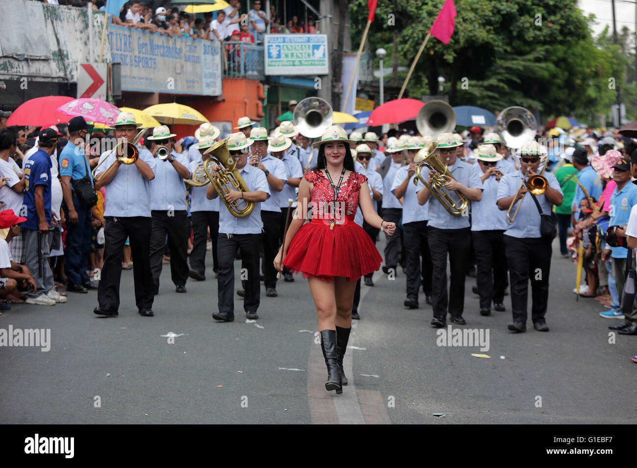 Bulacan Province, Philippinen. 14. Mai 2016. Eine Majorette führt eine Parade-Band während des Carabao-Festivals in der Provinz Bulacan, den Philippinen, 14. Mai 2016. Das jährliche Carabao-Festival präsentiert bunte Straße Tänze und knienden Kerabaus als Danksagung für die jahrelange reiche Ernte. © Rouelle Umali/Xinhua/Alamy Live-Nachrichten Stockfoto