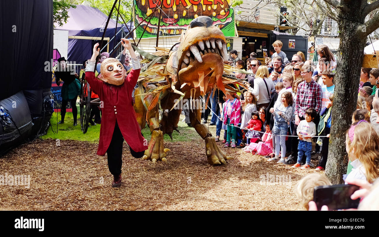 Brighton UK 14. Mai 2016 - die größte Marionette Zirkus In The World Teil II durchführen mit riesigen Tier Marionetten zu Massen in The Warren Veranstaltungsort auf dem Brighton Fringe Festival heute Nachmittag Foto von Simon Dack Credit: Simon Dack/Alamy Live News Stockfoto