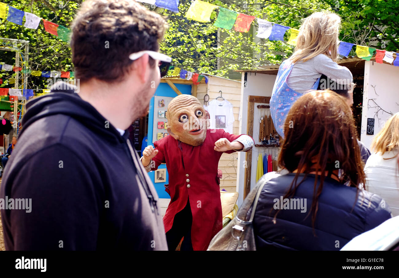 Brighton UK 14. Mai 2016 - die größte Marionette Zirkus In The World Teil II durchführen mit riesigen Tier Marionetten zu Massen in The Warren Veranstaltungsort auf dem Brighton Fringe Festival heute Nachmittag Foto von Simon Dack Credit: Simon Dack/Alamy Live News Stockfoto