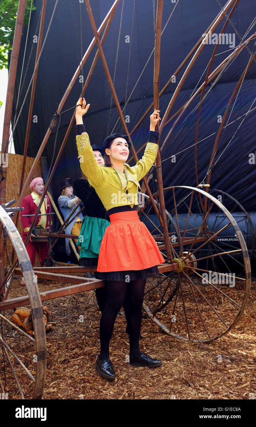 Brighton UK 14. Mai 2016 - die größte Marionette Zirkus In The World Teil II durchführen mit riesigen Tier Marionetten zu Massen in The Warren Veranstaltungsort auf dem Brighton Fringe Festival heute Nachmittag Foto von Simon Dack Credit: Simon Dack/Alamy Live News Stockfoto