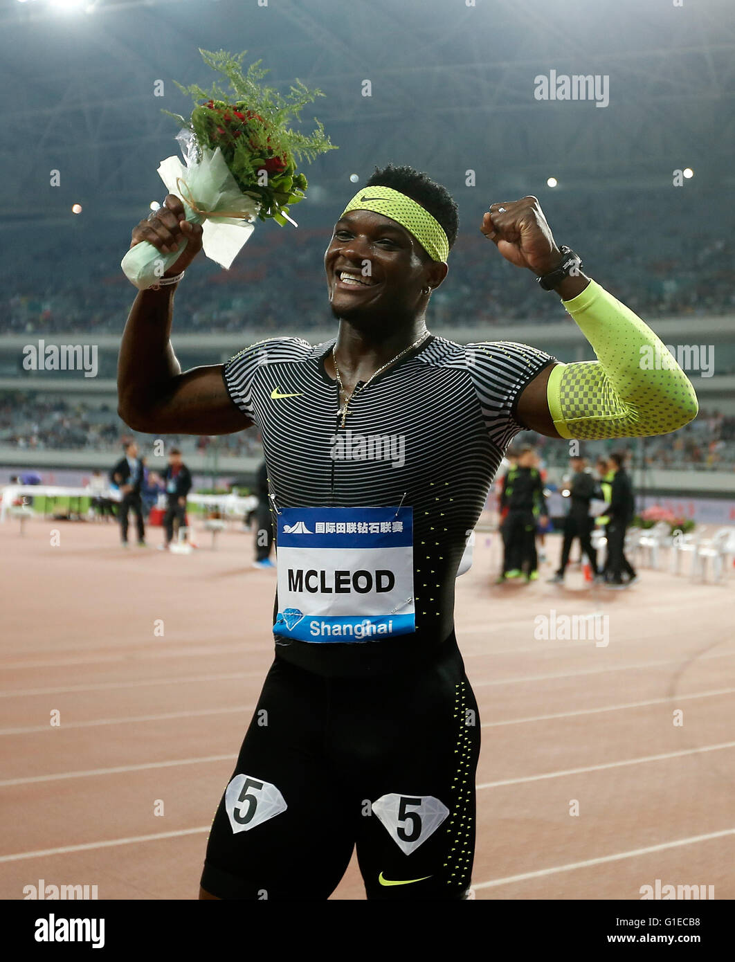 (160514)--SHANGHAI, Mai 14, 2016(Xinhua)--Omar McLeod von Jamaika feiert nach Männer 110m Hürden-Rennen in 2016 IAAF Diamond League in Shanghai, China am 14. Mai 2016. Omar McLeod holte sich den Titel mit 12,98 Sekunden. (Xinhua/Wang Lili) Stockfoto