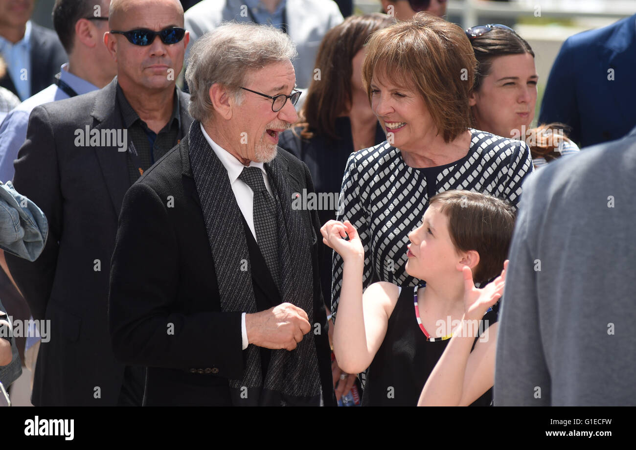 Cannes, Frankreich. 14. Mai 2016. (l-R) US-Regisseur Steven Spielberg, US-Schauspielerin Ruby Barnhill und britische Schauspielerin Penelope Wilton stellen während der Fototermin für "The BFG" auf der 69. jährlichen Cannes Film Festival in Cannes, Frankreich, 14. Mai 2016. Foto: Felix Hoerhager/Dpa/Alamy Live News Bildnachweis: Dpa picture-Alliance/Alamy Live News Stockfoto