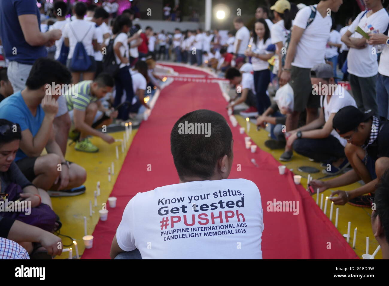 Quezon, Philippinen. 14. Mai 2016. Jeder ist zur Festlegung einer brennenden Kerze für seine Erinnerung an AIDS-Opfer. Philippinen hat der ersten "AIDS-Stunde" zu diesem Samstag unter Beachtung der 33. internationalen AIDS Candlelight Memorial (IACM) starten. © George Buid/Pacific Press/Alamy Live-Nachrichten Stockfoto