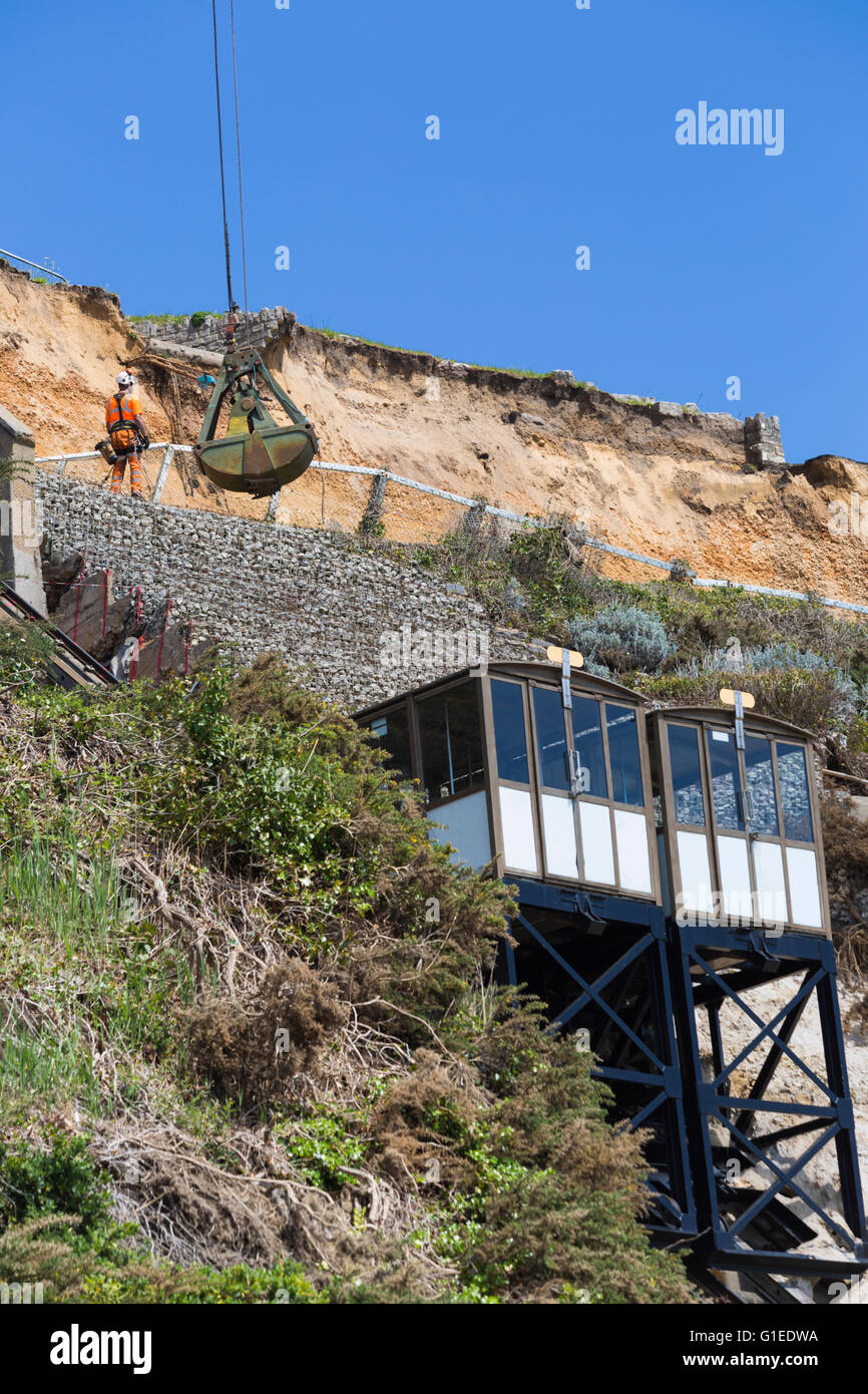 Bournemouth, Dorset, UK 14. Mai 2016. Abseilenden deutlich gefallenen Schutt am East Cliff aus dem Erdrutsch am 24. April, die Toilettenblock zerstört und beschädigt Aufzüge. Für den Betrieb wird ein hoch mobiler Kran, die Größe der 10 gestapelten Doppeldecker-Busse eingesetzt.  Bildnachweis: Carolyn Jenkins/Alamy Live-Nachrichten Stockfoto