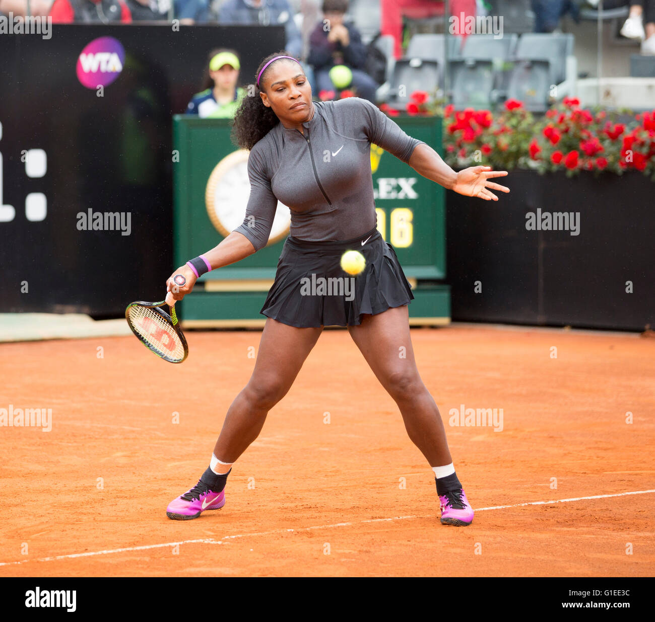 Serena Williams USA spielt Anna-Lena Friedsam von Deutschland in die Damen Einzel zweiten Vorrundenspiel bei BNL Internationals Rom Stockfoto