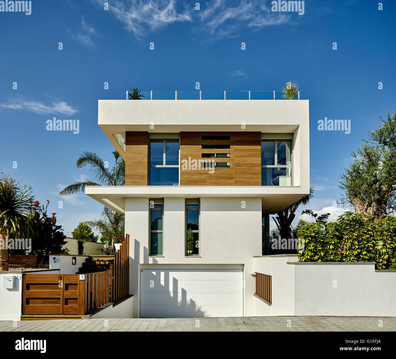 White House, l ' Ametlla. Außenansicht des großen modernen Haus mit weißen und Holz. Stockfoto