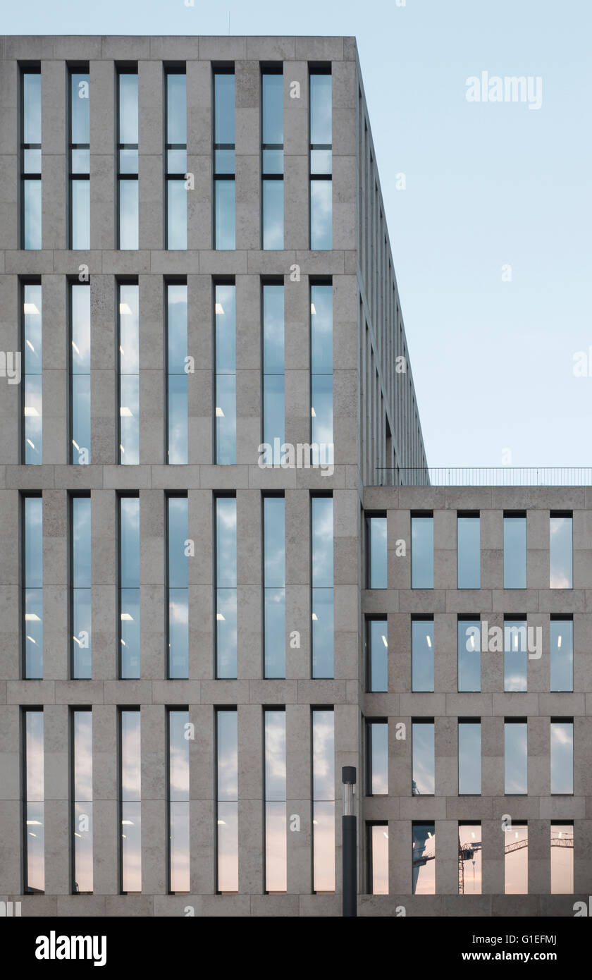 Jacob-Und-Wilhelm-Grimm-Zentrum, Berlin, Deutschland. Blick auf die Gebäudewand mit symmetrischen Fenstern in der Nähe. Stockfoto