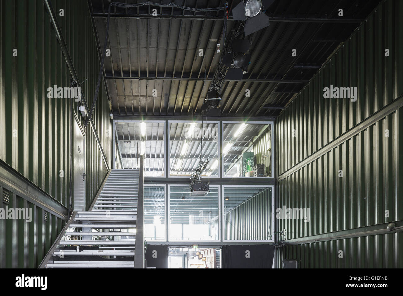 Der Platoon Kunsthalle in Berlin von Graft Architekten. Blick auf eine Metalltreppe im Inneren des Gebäudes. Stockfoto
