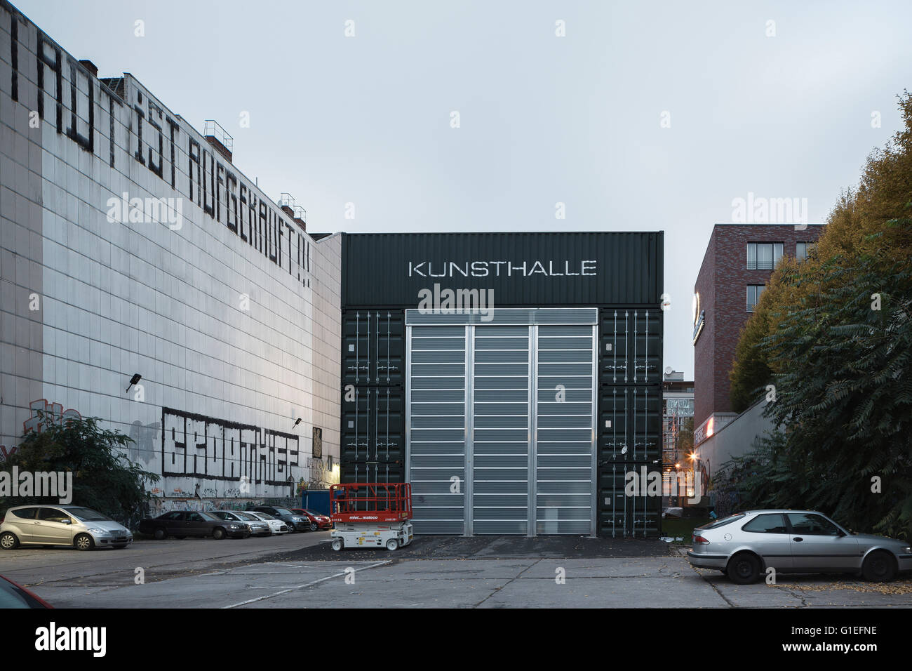Der Platoon Kunsthalle in Berlin von Graft Architekten. Blick auf die moderne Gebäudehülle in stahlgrau. Stockfoto