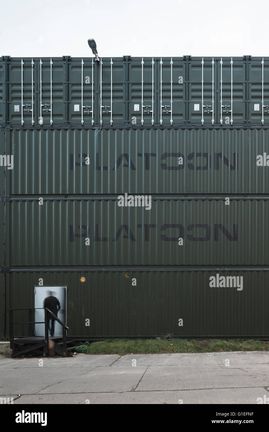 Der Platoon Kunsthalle in Berlin von Graft Architekten. Ansicht von einer Person, die im Inneren des Gebäudes gehen. Zug an der Außenwand in schwarz geschrieben. Stockfoto