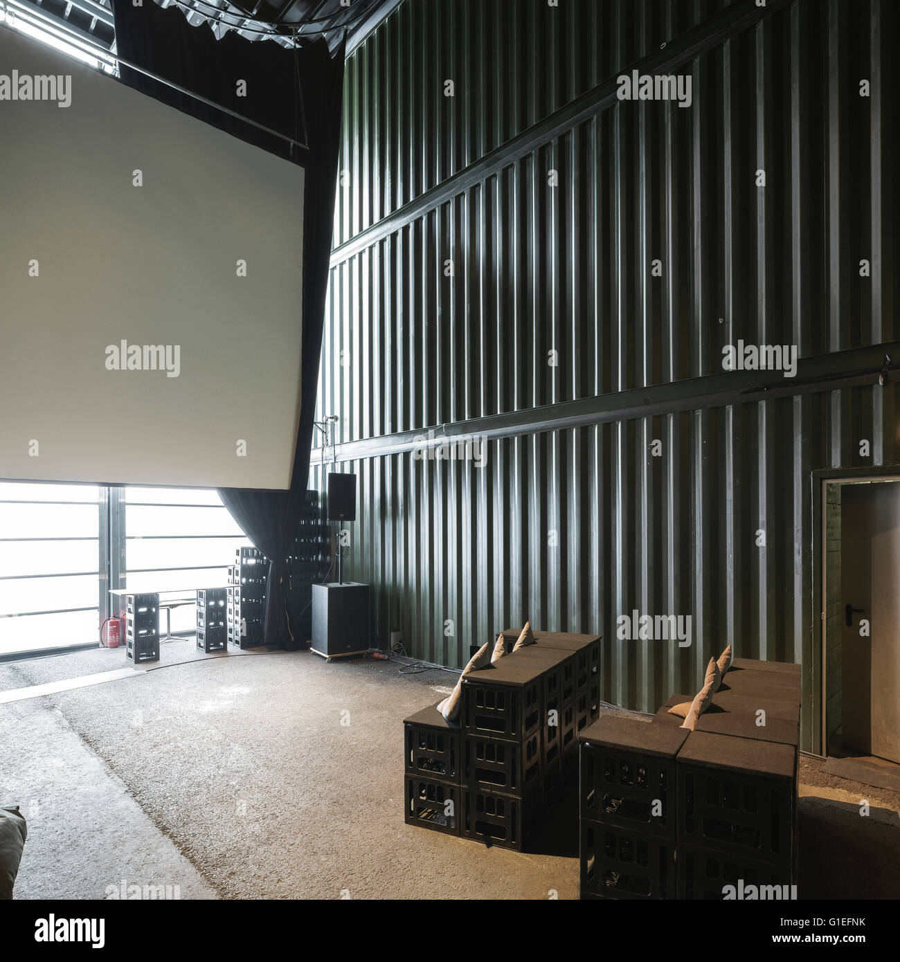 Der Platoon Kunsthalle in Berlin von Graft Architekten.  Blick auf ein geräumiges Zimmer mit minimaler Dekoration. Stockfoto