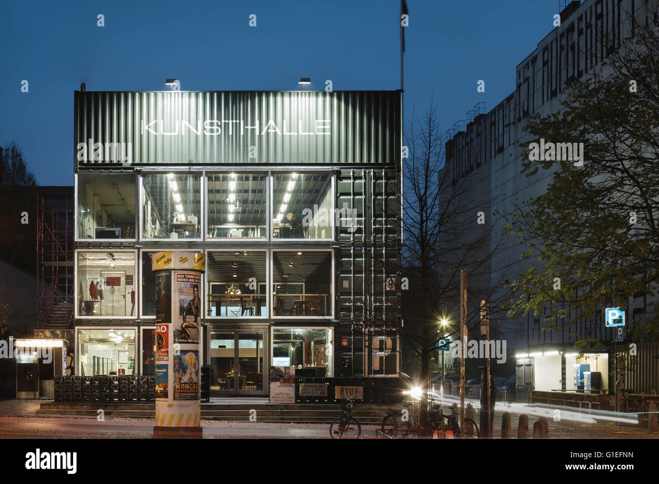 Der Platoon Kunsthalle in Berlin von Graft Architekten. Rechteckige Fenster bilden die Front des Gebäudes. Stockfoto